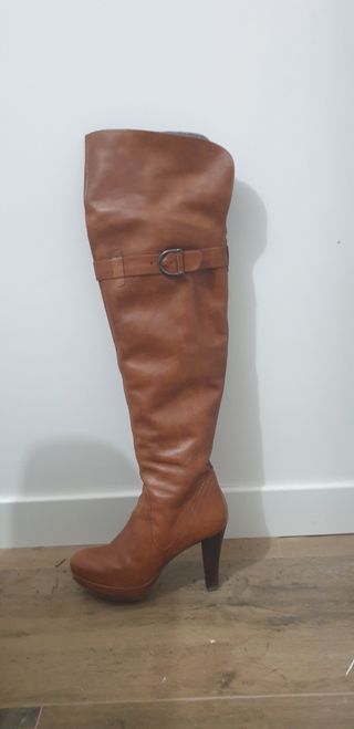Botas mosqueteras, plataforma, tacón de segunda mano por 50 EUR en Aranjuez  en WALLAPOP