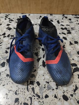 Zapatillas de futbol botines umbro soul talla 42 de segunda mano por 10 EUR  en Granada en WALLAPOP