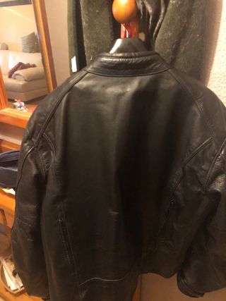 Cazadora cuero tipo moto de segunda mano por 60 EUR en Alcalá de Henares en  WALLAPOP