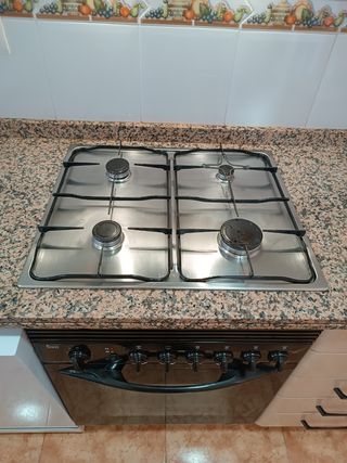 Cocina combo horno electrico y fogones gas de segunda mano por 50 EUR en  Playa Muchavista en WALLAPOP
