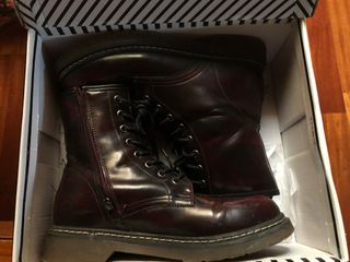 Botas estilo Martens granates de segunda mano por 29 EUR en Getxo en  WALLAPOP