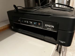 Impresora Epson xp-235 estropeada + cartuchos de segunda mano por 20 EUR en  Zaragoza en WALLAPOP