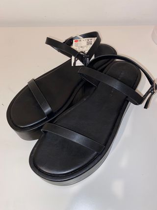 Sandalias negras plataforma Pull And Bear de segunda mano por 25 EUR en  Madrid en WALLAPOP