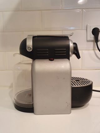 Cafetera Nespresso DeLonghi EN 90 M de segunda mano por 28 EUR en Barcelona  en WALLAPOP