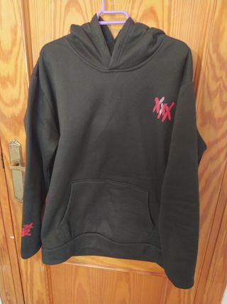 Sudadera negra gorro de segunda mano por 8 EUR en Granada en WALLAPOP