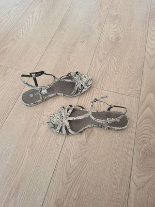 Sandalias planas cogidas al tobillo de segunda mano por 8 EUR en Madrid en  WALLAPOP