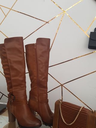Botas mujer talla 37 de segunda mano por 10 EUR en Parla en WALLAPOP