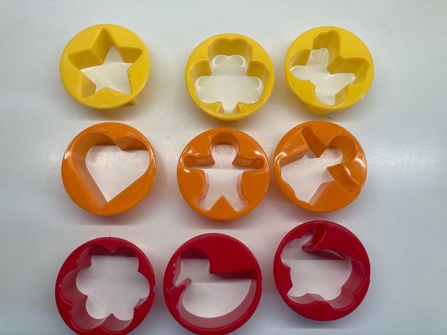 Rodillo con moldes de pastelería