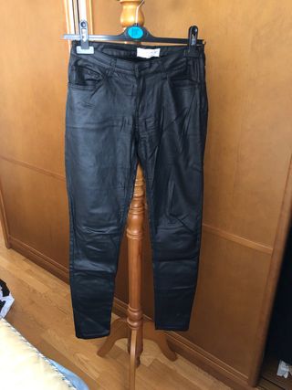 Pantalón polipiel de mango de segunda mano por 8 EUR en Albacete en WALLAPOP
