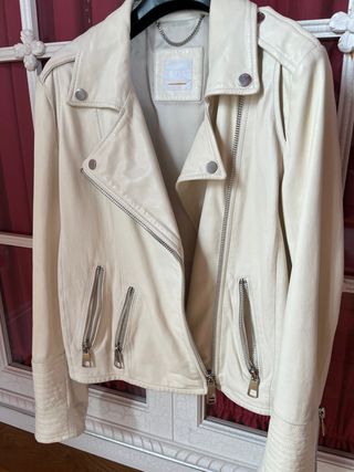 Cazadora mujer HUGO BOSS piel 500€ T38 de segunda mano por 215 EUR en  Valencia en WALLAPOP