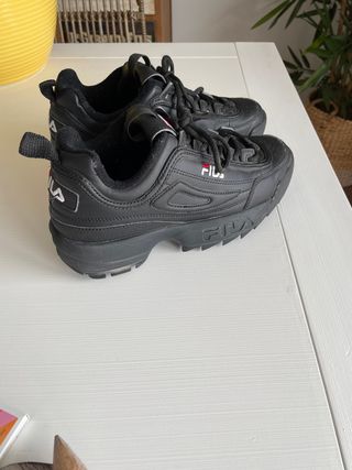 Zapatillas Fila negras de segunda mano por 25 EUR en Guadalajara en WALLAPOP