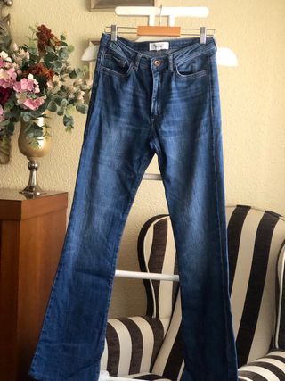 Vaquero campana\\/ Jeans Flare oscuros MANGO. T36 de segunda mano por 15 EUR  en Salamanca en WALLAPOP