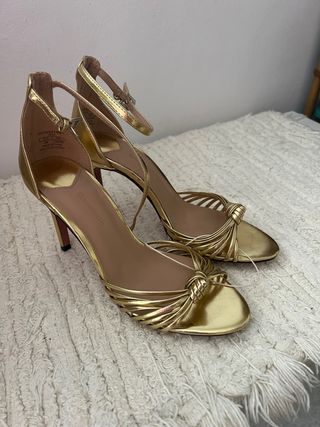 Sandalia dorada Stradivarius de segunda mano por 20 EUR en San Cristóbal de  La Laguna en WALLAPOP