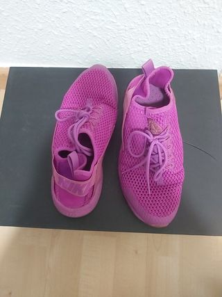 Zapatillas de Nike color Lila. de segunda mano por 25 EUR en Sant Adrià de  Besòs en WALLAPOP
