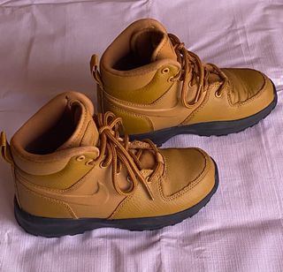 Botas montaña Nike 31 de segunda mano por 10 EUR en A Coruña en WALLAPOP