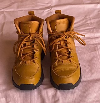 Botas montaña Nike 31 de segunda mano por 10 EUR en A Coruña en WALLAPOP