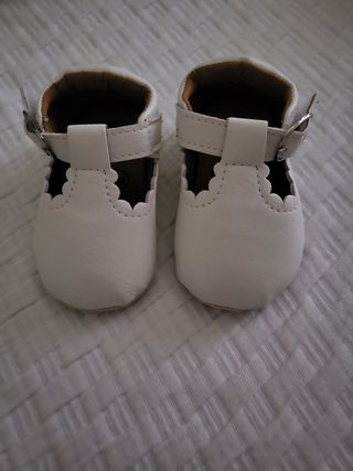 Zapatos bebe niño de 0 a 6 meses, solo usado 1 vez de segunda mano por 5  EUR en Montellano en WALLAPOP