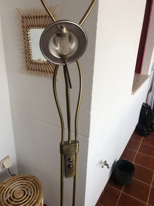 Lampara de pie con luz de lectura