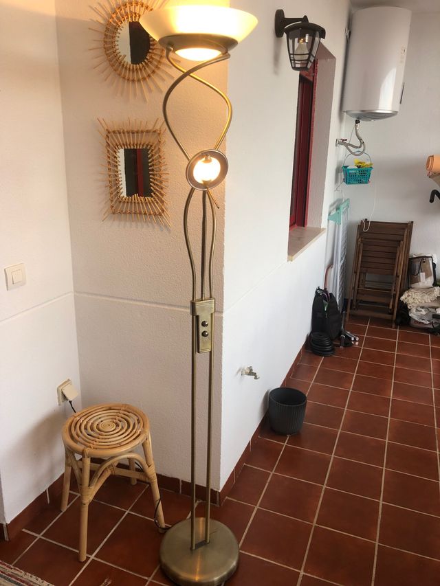 Lampara de pie con luz de lectura