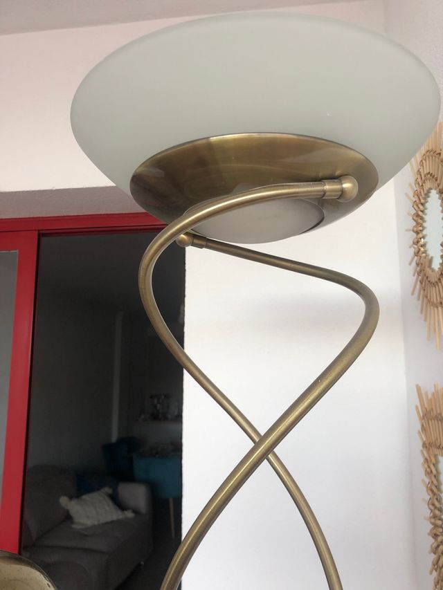 Lampara de pie con luz de lectura