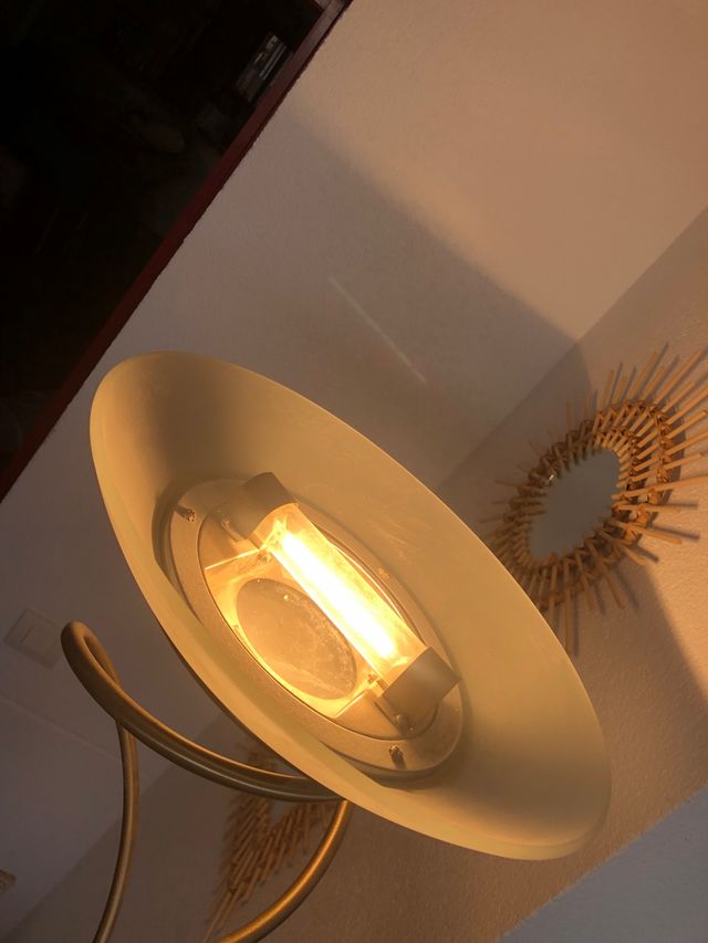 Lampara de pie con luz de lectura