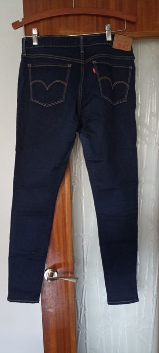 Pantalones Levis talla 42 de segunda mano por 8 EUR en Linares en WALLAPOP