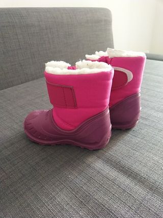 Botas de nieve bebé, talla 20\\/21 de segunda mano por 15 EUR en Madrid en  WALLAPOP