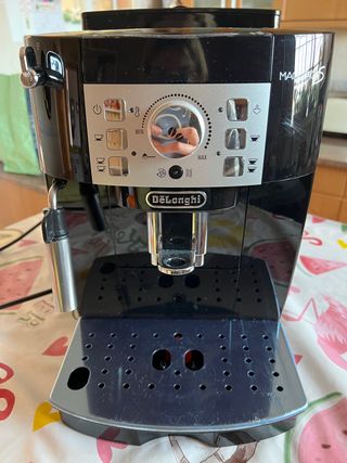 Cafetera Delonghi Magnifica S de segunda mano por 250 EUR en Madrid en  WALLAPOP