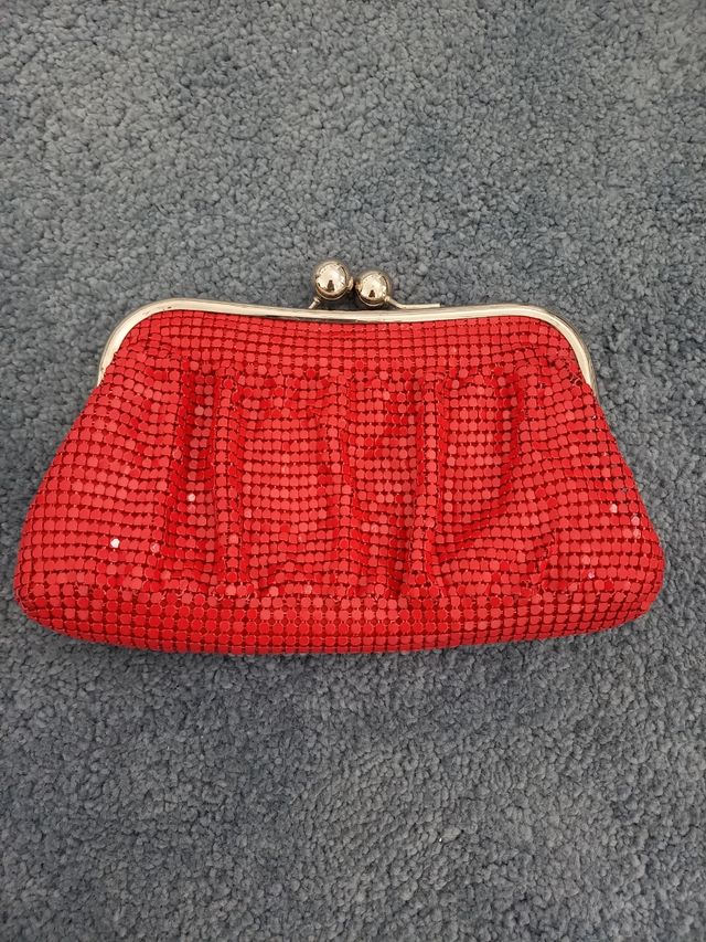 Bolso de fiesta en rojo.