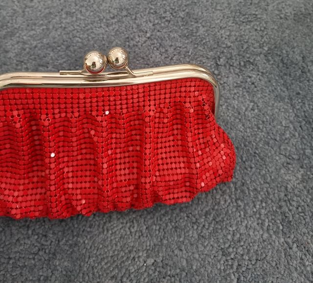 Bolso de fiesta en rojo.