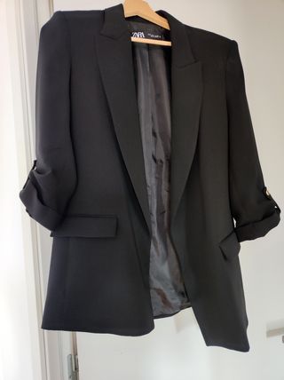 Blazer negro mujer Zara de segunda mano por 29 EUR en Madrid en WALLAPOP