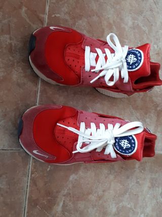 Bambas Nike Air Huarache hombre rojas Núm 43 de segunda mano por 40 EUR en  Reus en WALLAPOP
