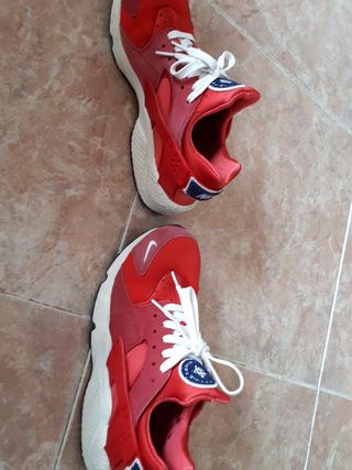 Bambas Nike Air Huarache hombre rojas Núm 43 de segunda mano por 40 EUR en  Reus en WALLAPOP