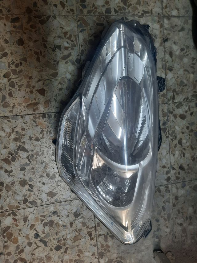 Faro izquierdo de peugeot parne del año 2014