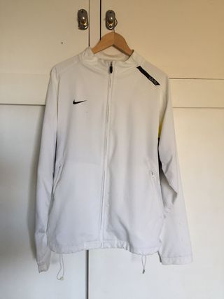 Chaqueta de chándal Nike Total 90. de segunda mano por 6 EUR en Fuengirola  en WALLAPOP