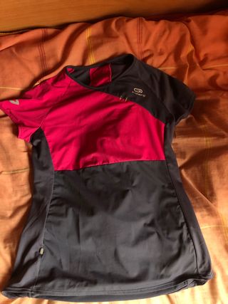 Camisa de deporte Decathlon de segunda mano por 3 EUR en Balaguer en  WALLAPOP