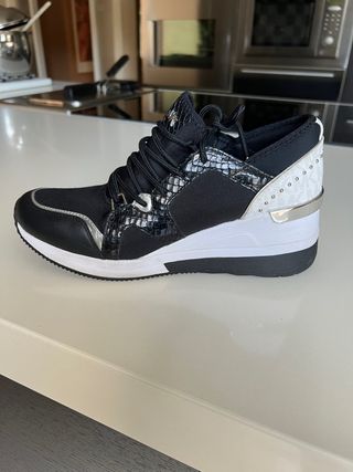 Zapatillas Michael Kors 38 de segunda mano por 70 EUR en Las Lomas en  WALLAPOP