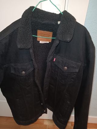 Cazadora levis negra de segunda mano por 80 EUR en Madrid en WALLAPOP