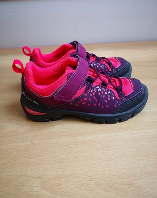 Zapatillas trekking niña de segunda mano por 14 EUR en Barcelona en WALLAPOP