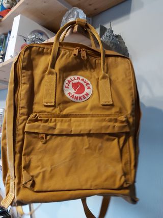 Mochila Fjallraven Kanken Classic 16l mostaza de segunda mano por 56 EUR en  Castelldefels en WALLAPOP