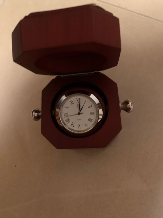 Reloj de mesa nuevo a estrenar