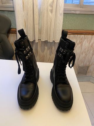Botas de piel Zara como nuevas de segunda mano por 25 EUR en Madrid en  WALLAPOP
