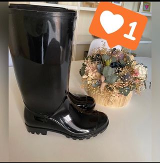 BOTAS DE AGUA TINO GONZÁLEZ de segunda mano por 40 EUR en Alcantarilla en  WALLAPOP
