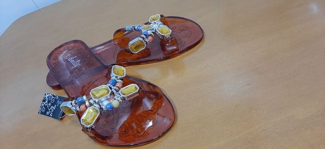 SIN ESTRENAR: sandalias número 38