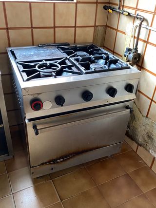 Cocina 4 fuegos con horno de segunda mano por 1.100 EUR en Madrid en  WALLAPOP