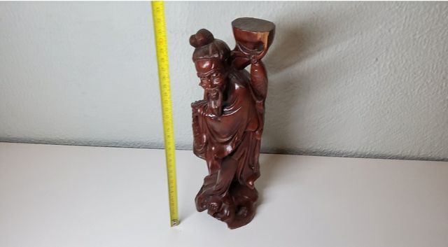 figura china tallada en palo de rosa