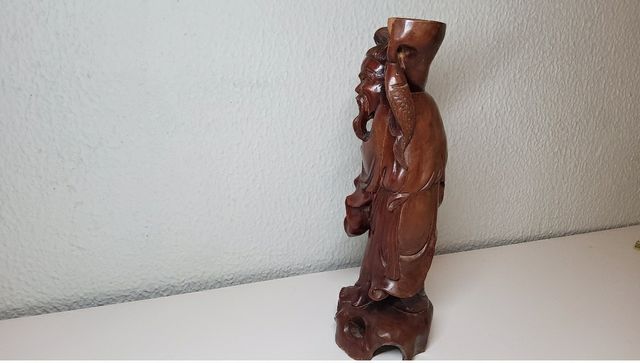figura china tallada en palo de rosa