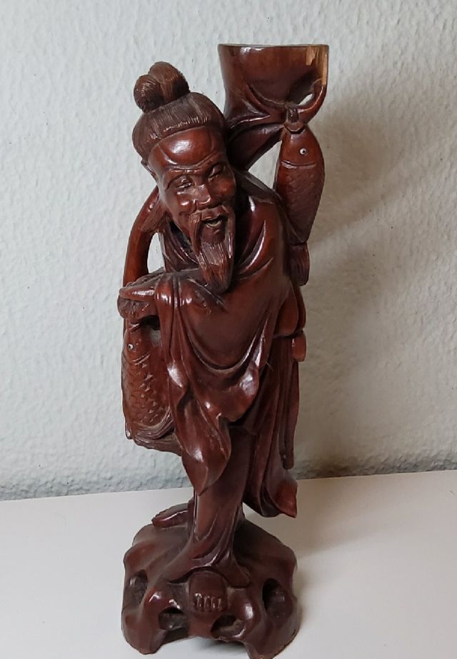 figura china tallada en palo de rosa