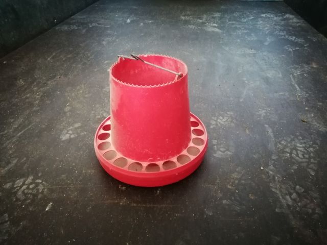 se venden comederos para pollos pequeños