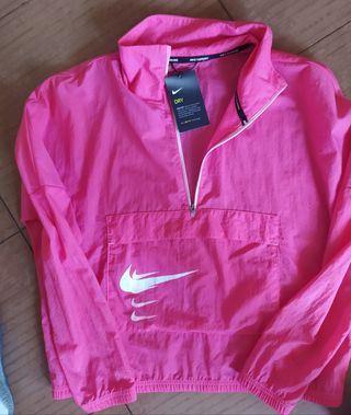 Cortavientos running Nike mujer de segunda mano por 32 EUR en Madrid en  WALLAPOP